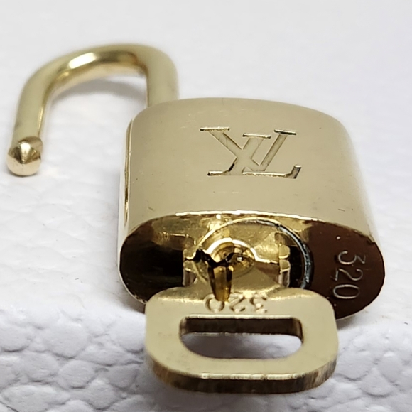 Louis Vuitton #320 Lock & Key (25) - Picture 4 of 10